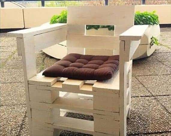 diy-white-painted-pallet-chair