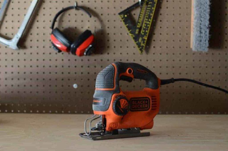 Jig Saw on a budget. Is it worth buying? Black and Decker BDEJS600c 5-amp Jig Saw review.