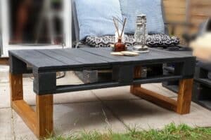 Easy DIY Garden Pallet Coffee Table