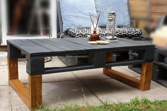 DIY garden pallet coffee table